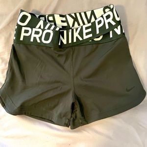Nike Pro InterTwist 3” Shorts - Green, Medium